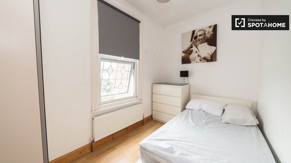 Image of ample room in 5 bedroom flat in newham, london (ref: 141907) | spotahome throughout 5 bedroom flat com
